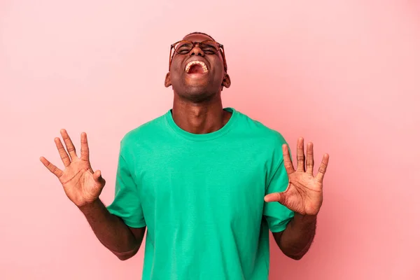 Young African American Man Isolated Pink Background Screaming Sky Looking — Stock Photo, Image