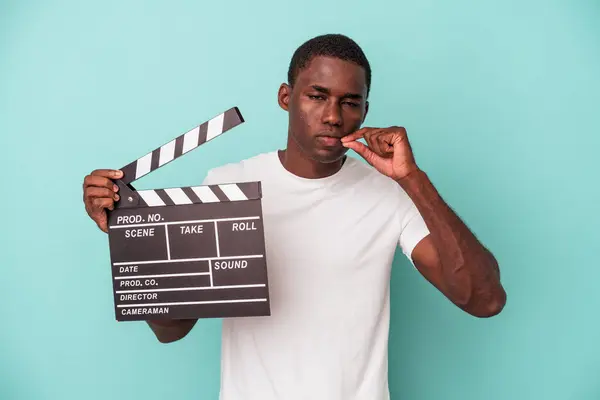 Young African American Man Holding Clapperboard Isolated Blue Background Fingers — Stock Photo, Image