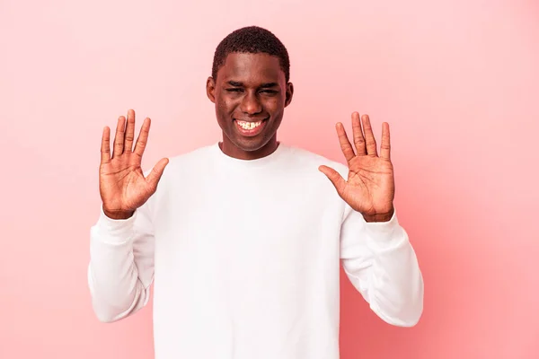 Mladý Africký Američan Izolovaný Růžovém Pozadí Ukazující Číslo Deset Rukama — Stock fotografie