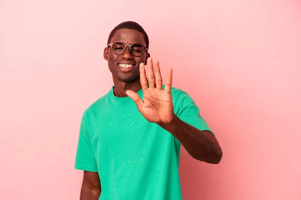 Jovem Afro Americano Isolado Fundo Rosa Sorrindo Alegre Mostrando Número — Fotografia de Stock