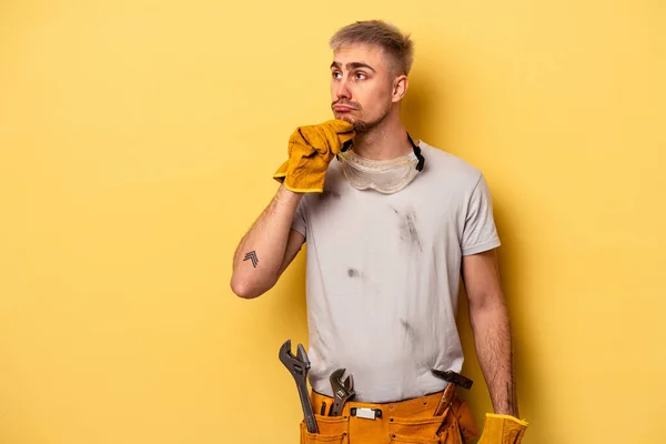 Young Electrician Caucasian Man Isolated Yellow Background Looking Sideways Doubtful — 스톡 사진