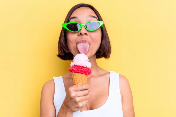 Jong Gemengd Ras Vrouw Met Een Ijs Geïsoleerd Gele Achtergrond — Stockfoto