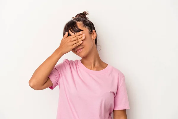 Ung Blandras Kvinna Isolerad Vit Bakgrund Täcker Ögon Med Händer — Stockfoto