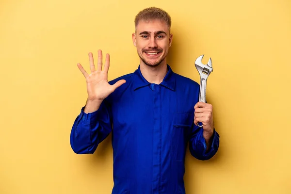 Νεαρός Ηλεκτρολόγος Καυκάσιος Άνδρας Απομονωμένος Κίτρινο Φόντο Χαμογελώντας Χαρούμενα Δείχνει — Φωτογραφία Αρχείου