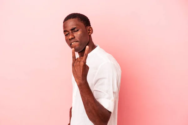 아프리카 미국인 남자가 분홍색 배경에 고립되어 손가락으로 동작을 — 스톡 사진