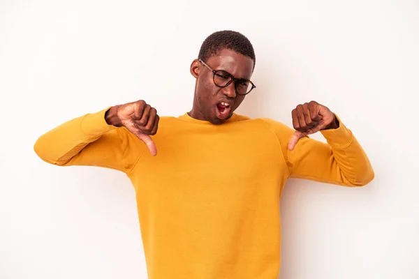 Joven Afroamericano Aislado Sobre Fondo Blanco Siente Orgulloso Seguro Mismo — Foto de Stock