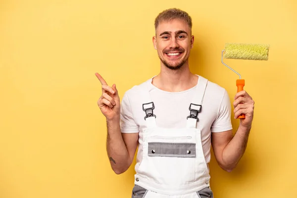 Young Painter Man Isolated Yellow Background Smiling Pointing Aside Showing — 图库照片