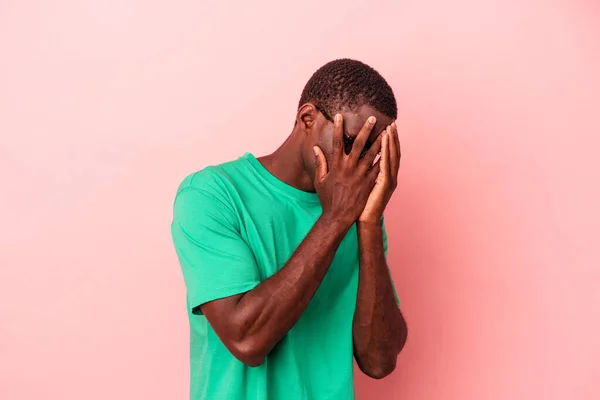 Jonge Afro Amerikaanse Man Geïsoleerd Roze Achtergrond Knipperen Door Vingers — Stockfoto