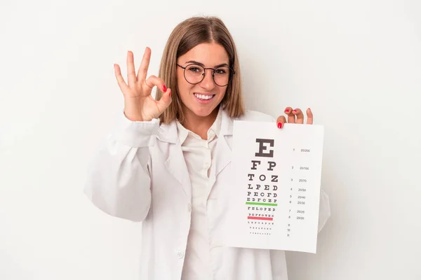 Joven Optometrista Mujer Rusa Aislada Sobre Fondo Blanco Alegre Confiado — Foto de Stock