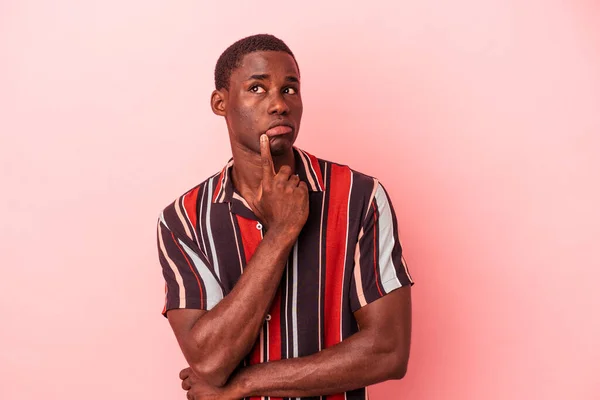 Young African American Man Isolated Pink Background Looking Sideways Doubtful — Stock Photo, Image
