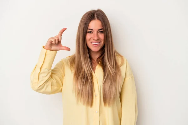 Giovane Donna Russa Isolata Sfondo Bianco Tenendo Qualcosa Poco Con — Foto Stock