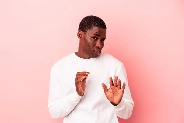 Mladý Africký Američan Izolovaný Růžovém Pozadí Odmítání Někdo Ukazuje Gesto — Stock fotografie