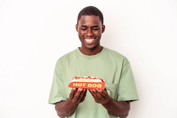 Giovane Uomo Afroamericano Mangiare Hot Dog Isolato Sfondo Bianco — Foto Stock