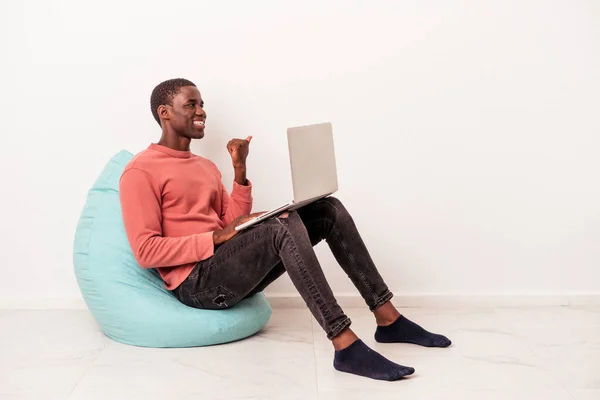 Joven Hombre Afroamericano Sentado Una Bocanada Utilizando Ordenador Portátil Aislado —  Fotos de Stock