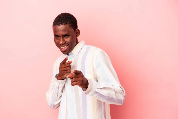 Mladý Africký Američan Izolovaný Růžovém Pozadí Ukazuje Přední Prsty — Stock fotografie