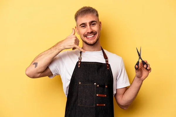 Young Caucasian Hairdresser Man Holding Scissors Isolated Yellow Background Showing — Stock fotografie