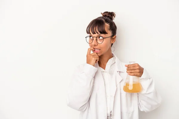 Junge Wissenschaftlerin Mit Gemischter Rasse Hält Ein Reagenzglas Auf Weißem — Stockfoto