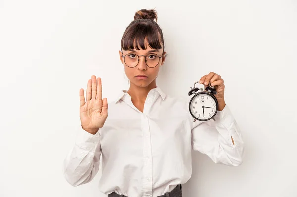 Jonge Gemengde Ras Zakenvrouw Met Een Wekker Geïsoleerd Witte Achtergrond — Stockfoto