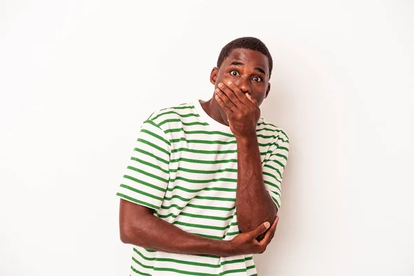 Junger Afrikanisch Amerikanischer Mann Isoliert Auf Weißem Hintergrund Verängstigt Und — Stockfoto