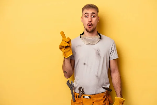Jovem Eletricista Caucasiano Homem Isolado Fundo Amarelo Apontando Para Lado — Fotografia de Stock