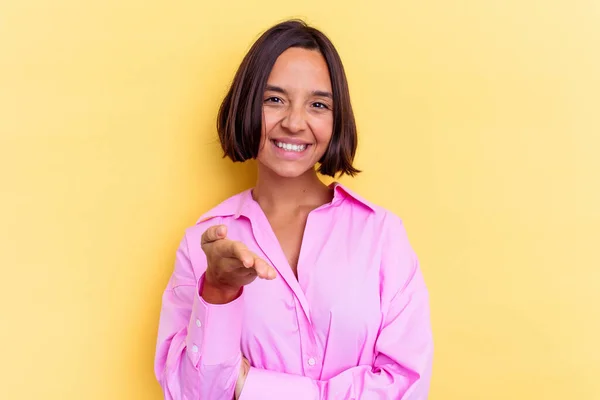 Jong Gemengd Ras Vrouw Geïsoleerd Gele Achtergrond Stretching Hand Camera — Stockfoto