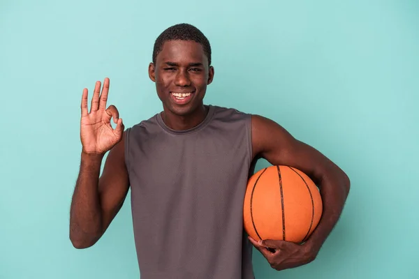 Giovane Uomo Afroamericano Che Gioca Basket Isolato Sfondo Blu Allegro — Foto Stock