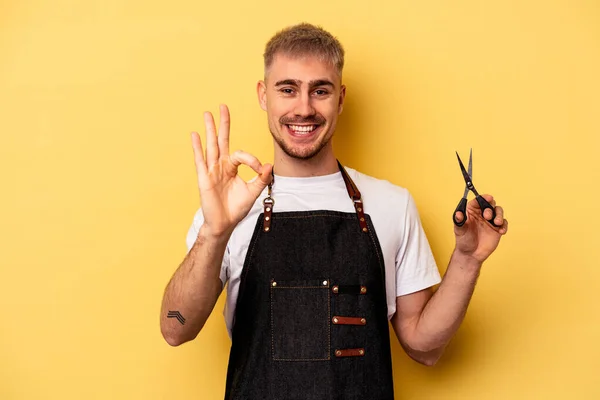 Young Caucasian Hairdresser Man Holding Scissors Isolated Yellow Background Cheerful — Stock Photo, Image