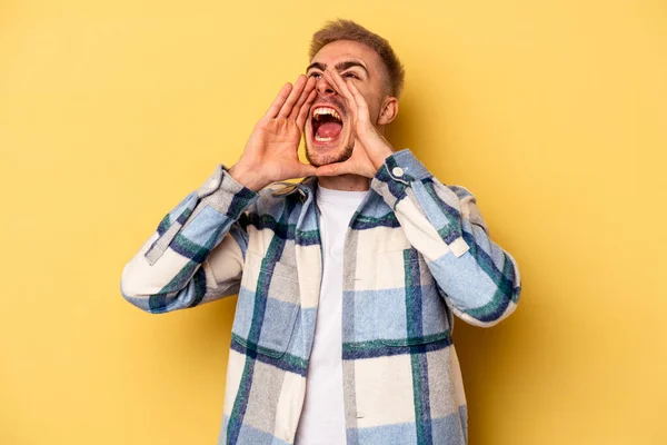 Joven Caucásico Aislado Sobre Fondo Amarillo Gritando Excitado Frente —  Fotos de Stock