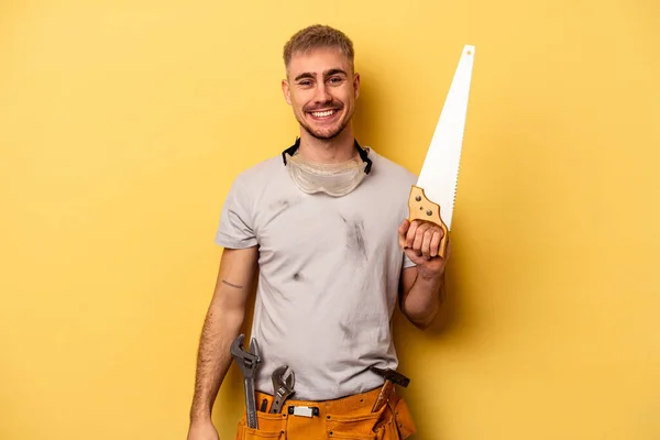 Jovem Eletricista Caucasiano Homem Isolado Fundo Amarelo Feliz Sorridente Alegre — Fotografia de Stock