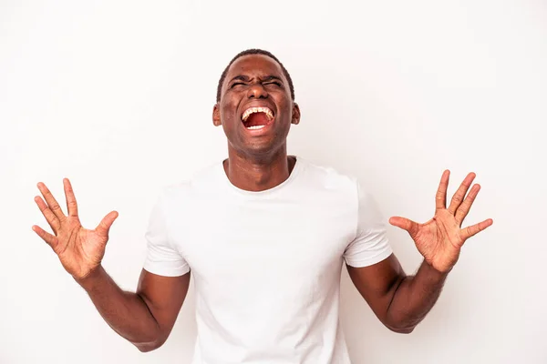 Mladý Africký Američan Izolovaný Bílém Pozadí Křičící Nebi Vzhlíží Frustrovaný — Stock fotografie