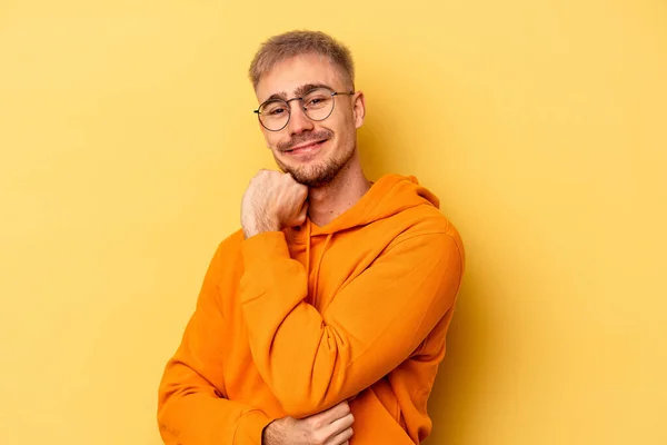 Mladý Běloch Izolovaný Žlutém Pozadí Úsměvem Šťastný Sebevědomý Dotýkající Brady — Stock fotografie