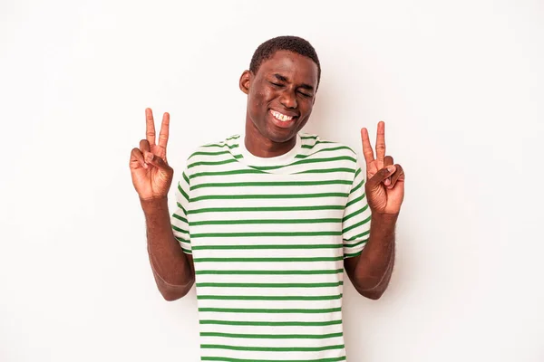 Joven Afroamericano Aislado Sobre Fondo Blanco Mostrando Signo Victoria Sonriendo — Foto de Stock