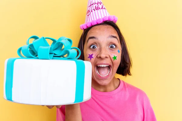 Junge Mischlingshündin Mit Geburtstagstorte Auf Gelbem Hintergrund — Stockfoto