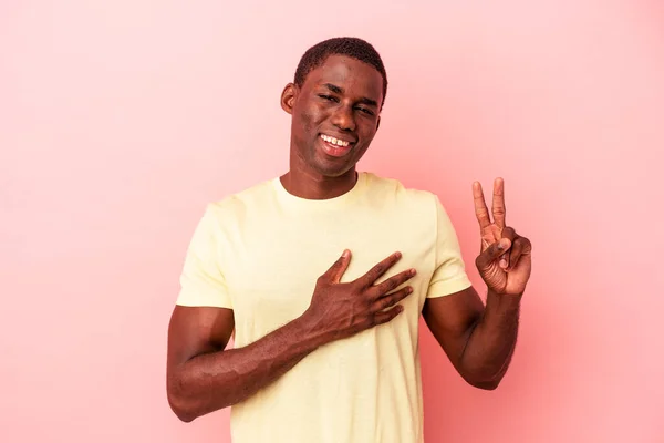 Giovane Uomo Afroamericano Isolato Sfondo Rosa Che Presta Giuramento Mettendo — Foto Stock