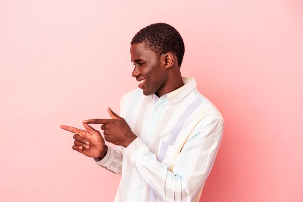 Giovane Uomo Afroamericano Isolato Punti Sfondo Rosa Con Pollice Lontano — Foto Stock
