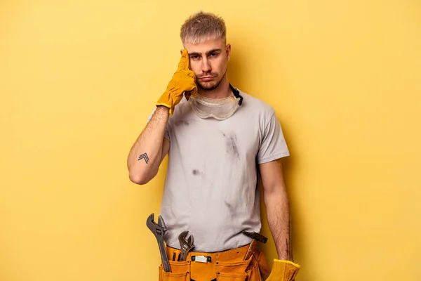 Young Electrician Caucasian Man Isolated Yellow Background Pointing Temple Finger — Stockfoto