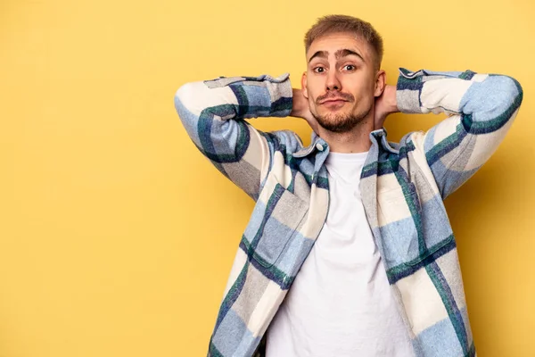 Junger Kaukasischer Mann Isoliert Auf Gelbem Hintergrund Berührt Hinterkopf Denkt — Stockfoto