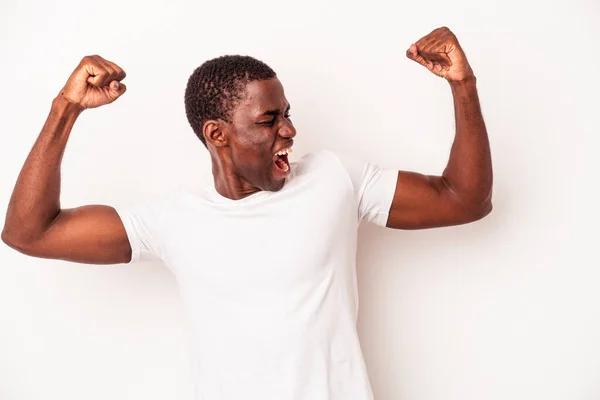 Fiatal Afro Amerikai Férfi Elszigetelt Fehér Háttér Emelés Ököl Győzelem — Stock Fotó