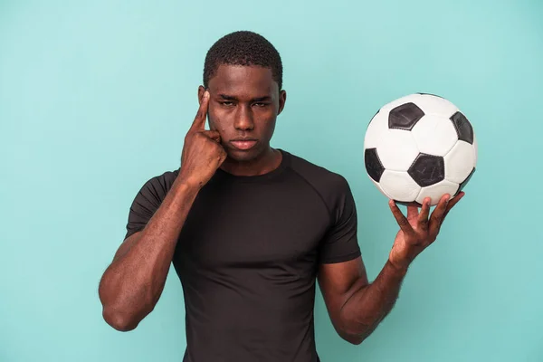 Joven Hombre Afroamericano Jugando Fútbol Aislado Sobre Fondo Azul Apuntando —  Fotos de Stock