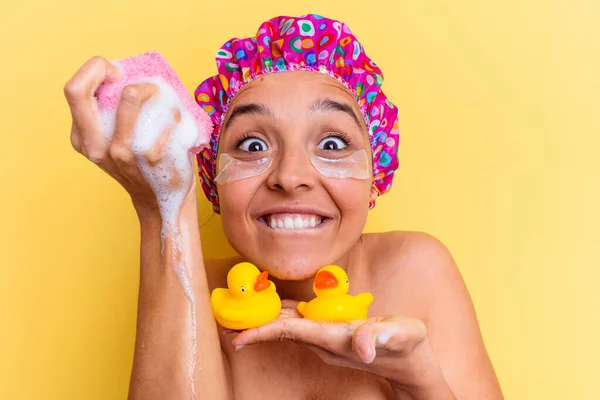 Junge Mischlingshündin Badet Mit Schwamm Und Gummienten — Stockfoto