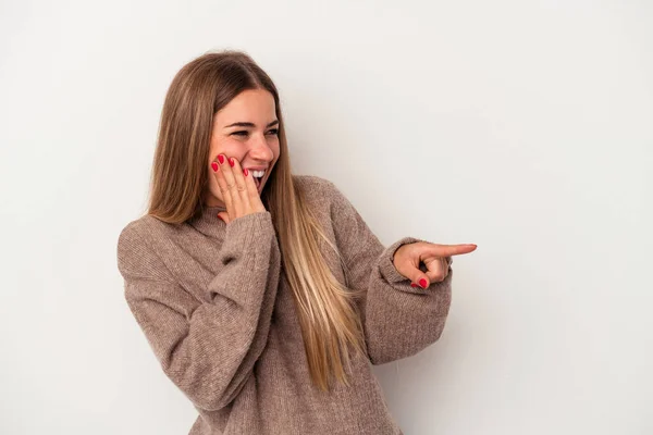 Jovem Mulher Russa Isolada Fundo Branco Alegremente Mantendo Mãos Cabeça — Fotografia de Stock