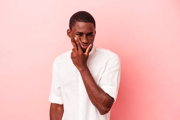 Jonge Afro Amerikaanse Man Geïsoleerd Roze Achtergrond Twijfelen Tussen Twee — Stockfoto