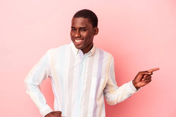 Mladý Africký Američan Izolovaný Růžovém Pozadí Veselým Úsměvem Ukazováčkem Pryč — Stock fotografie