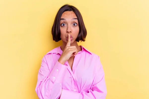 Jonge Gemengde Ras Vrouw Geïsoleerd Gele Achtergrond Houden Van Een — Stockfoto