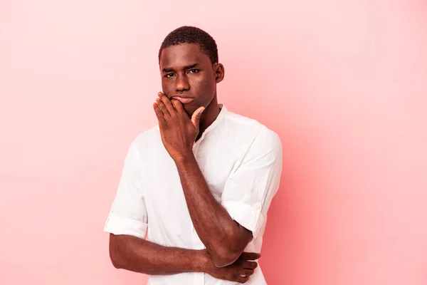 Young African American Man Isolated Pink Background Suspicious Uncertain Examining — Stock Photo, Image