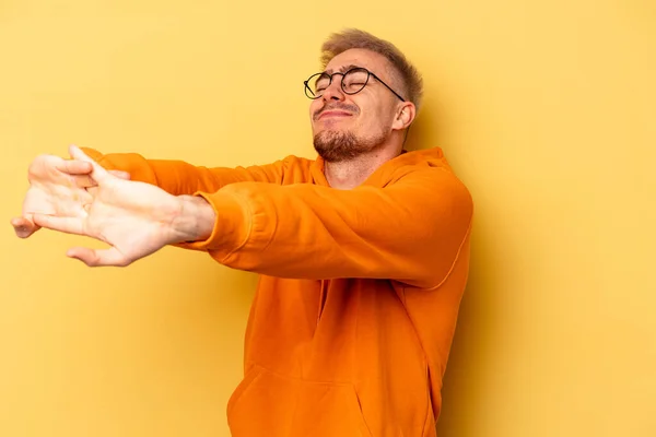 Jovem Caucasiano Isolado Fundo Amarelo Alongamento Braços Posição Relaxada — Fotografia de Stock