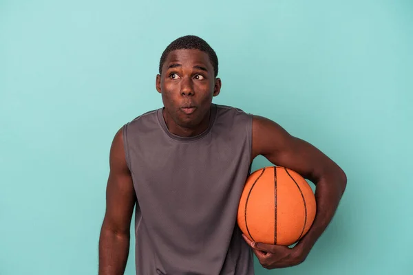 Giovane Uomo Afroamericano Che Gioca Basket Isolato Sfondo Blu Spalle — Foto Stock