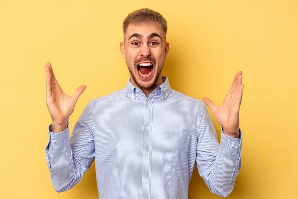 Young Caucasian Man Isolated Yellow Background Receiving Pleasant Surprise Excited — Stock Photo, Image