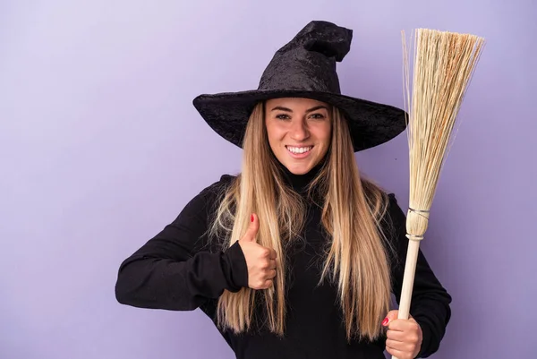 Jovem Mulher Russa Disfarçada Bruxa Segurando Uma Vassoura Isolada Fundo — Fotografia de Stock