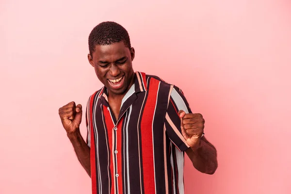 Joven Afroamericano Aislado Sobre Fondo Rosa Bailando Divirtiéndose —  Fotos de Stock